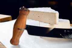 布里干酪软白色奶酪牛牛奶切片布里干酪木表格有机美味的食物