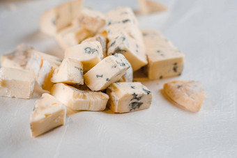 混合奶酪板切片蓝色的奶酪多布卢戈尔贡佐拉罗克福尔法国<strong>美食传统</strong>的厨房