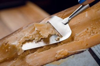 切片岁的奶酪帕尔玛晶体切片机刀硬奶酪刀开胃菜黑暗背景