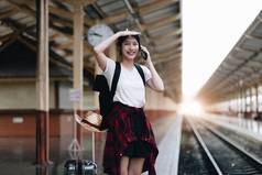 年轻的旅行者女人朋友规划旅行火车站夏天旅行生活方式概念