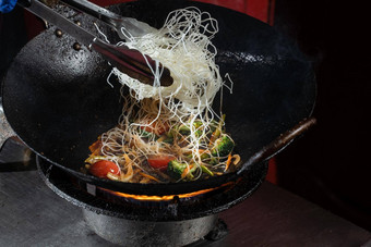 funchoza火焰大米面条蔬菜烹饪火锅锅街食物