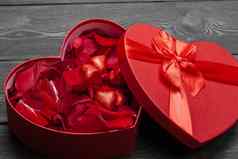 玫瑰花瓣内部开放礼物盒子木背景甜蜜的假期背景玫瑰花瓣