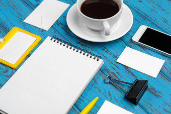 品牌文具<strong>模型</strong>蓝色的桌子上前视<strong>图纸</strong>业务卡垫笔咖啡