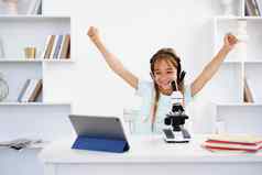 年轻的女孩显微镜在线教训教育首页