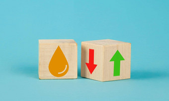 木多维数据集改变箭头箭头石油象征蓝色的背景石油箭头下降不断上升的石油价格概念把木多维数据集红色的绿色箭头象征