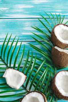 有创意的布局使椰子热带叶子食物概念