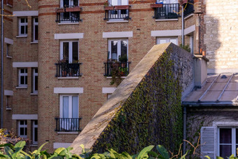 巴黎<strong>租房</strong>子砖房子花绿色植物窗台