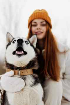 女人纯种狗冬天景观走友谊冬天假期
