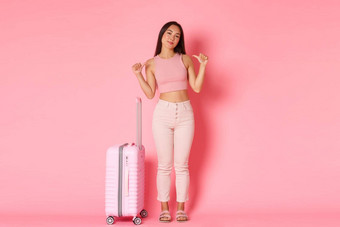 旅行假期假期概念全身的好看的亚洲女孩夏天衣服<strong>包装袋</strong>在国外指出时髦的计划完美的旅行之旅持有手提箱