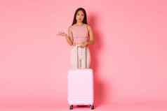 旅行假期假期概念全身的沮丧心烦意乱时尚的亚洲女孩夏天衣服提高手困惑飞行取消了科维德站手提箱