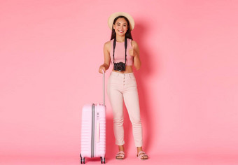 旅游夏天假期假期在国外概念完整的长度美丽的微笑女孩旅行者他旅游相机手提箱显示竖起大拇指推荐旅行机构