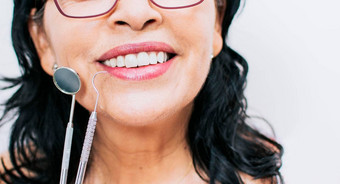 关闭完美的微笑牙医工具白色背景完美的微笑女人牙医工具概念完美的微笑牙医工具