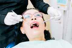 女牙医检查病人关闭牙医病人牙医执行根运河病人牙医执行牙科检查