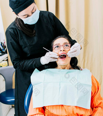 牙医执行牙科检查病人检查牙医关闭牙医病人牙医执行根运河治疗病人