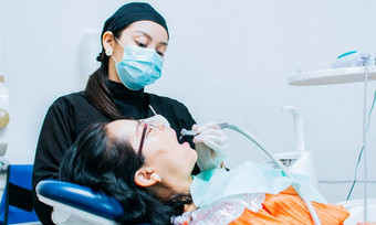 牙医清洁病人的口牙医清洁病人的龋齿牙医清洁病人的口口腔学家清洁病人的牙齿