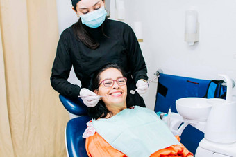 牙医检查口微笑病人女牙医根运河女病人女牙医说谎病人牙医执行口腔学