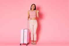 旅行假期假期概念全身的快乐的微笑亚洲女孩最后在国外冠状病毒流感大流行站手提箱欢乐