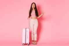 旅行假期假期概念全身的深刻的印象好奇的有吸引力的亚洲女孩旅游夏天装探索观光景点指出想知道持有手提箱
