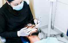 牙医检查牙套病人病人检查牙医牙医执行牙科检查