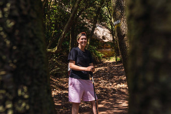 年轻的女人徒步旅行森林跟踪享受假期女人走自然