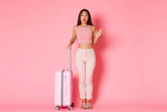 旅行假期假期概念愚蠢的可爱的亚洲女孩夏天衣服会议女朋友机场包装袋天堂度假胜地旅程持有手提箱粉红色的背景