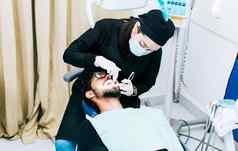 牙医执行牙科检查牙医检查牙套病人病人检查牙医