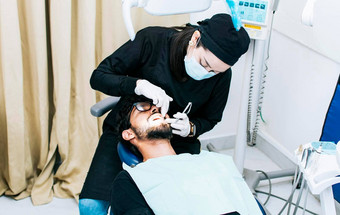 牙医执行牙科检查牙医检查牙套病人病人检查牙医