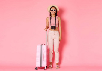 旅游夏天假期假期在国外概念完整的长度美丽的放松亚洲女孩旅游旅行者太阳镜夏天衣服到达天堂度假胜地手提箱相机