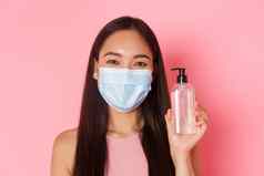 科维德流感大流行冠状病毒社会距离概念特写镜头快乐的亚洲女孩购物医疗面具手洗手液推荐防止措施
