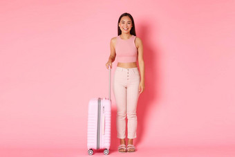旅行假期假期概念肖像时尚有吸引力的亚洲女孩准备好了之旅旅游<strong>包装袋</strong>标题机场微笑很高兴粉红色的背景