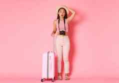 旅游夏天假期假期在国外概念完整的长度梦幻逗乐亚洲女孩旅行者旅游惊讶的是相机持有稻草他头粉红色的背景