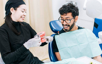 牙医病人显示假牙牙医指出假牙病人牙医解释牙科卫生病人