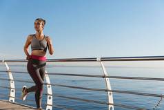 户外拍摄有吸引力的健身女人体育运动服装慢跑培训海