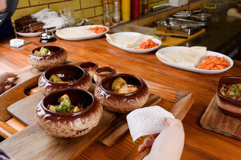 烤土豆陶瓷锅酱汁奶酪木董事会背景餐厅厨房烹饪服务员需要准备菜厨房