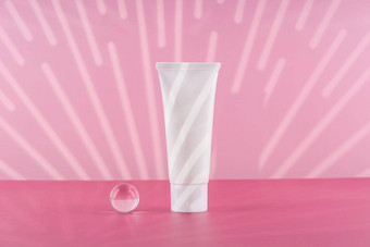 未打上烙印的化妆品奶油白色塑料管模型粉红色的背景时尚的道具空白身体健康护理美产品包装保湿手噪音瓶
