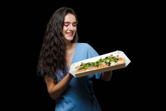 女人快递平萨罗马美食意大利厨房黑色的背景持有scrocchiarella传统的菜食物交付比萨 店平萨肉芝麻菜橄榄奶酪