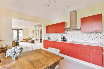 室内宽敞的明亮的厨房红色的设计
