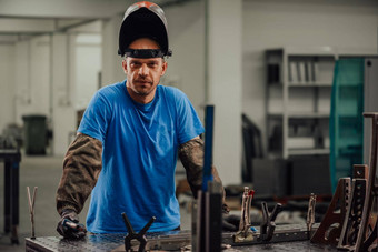 肖像年轻的专业重行业工程师工人穿安全背心需要戴安全帽的微笑相机背景无重点大工业工厂