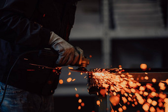 重行业工程工厂室内工业工人角磨床切割金属管承包商安全统一的硬他制造业金属结构