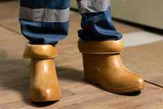 电工穿橡胶靴子安全避免电冲击概念电权力站发展电技术员把特殊的保护鞋子权力站