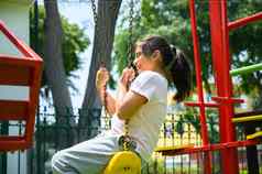 快乐拉美裔女孩孩子有趣的玩公园夏天时间微笑笑健康的可爱的女孩有趣的摇摆不定的夏天快乐假期生活方式概念