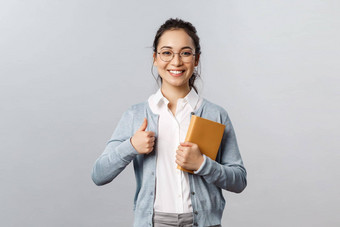 教育老师大学学校概念好工作快乐的年轻的亚洲女人推荐应用程序在线研究应用程序显示翘拇指持有规划师