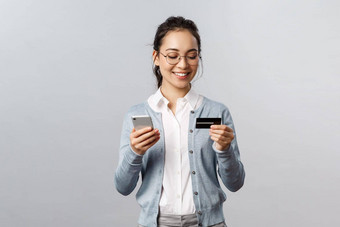 技术在线移动生活方式概念快乐的放松亚洲家庭主妇员工工作首页订单食物食品杂货智能手机应用程序信贷卡电话