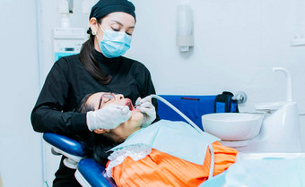 口腔学家清洁病人的牙齿牙医清洁病人的口牙医清洁病人的龋齿牙医清洁病人的口