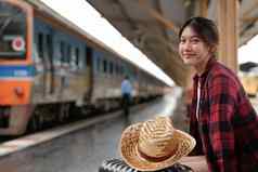年轻的亚洲女人旅行者背包等待铁路火车站夏天假期旅行概念