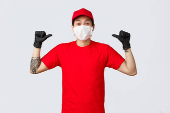 快乐的快乐亚洲交付的家伙红色的帽t恤穿保护手套医疗面具微笑眼睛指出工作交付公司员工一年