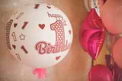 粉红色的空气氦气球荣誉孩子生日