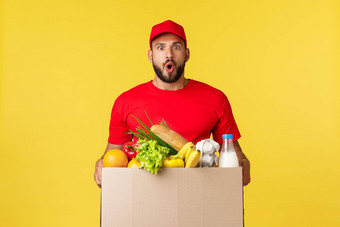 在线交付购物食物订单概念深刻的印象有胡子的快递红色的统一的帽t恤哇惊讶带杂货店盒子订单客户首页黄色的背景