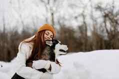 女人在户外场冬天走狗生活方式