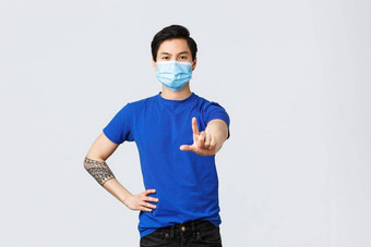 情绪社会距离self-quarantine科维德生活方式概念确定亚洲男人。告诉停止显示手指禁止骂穿医疗面具